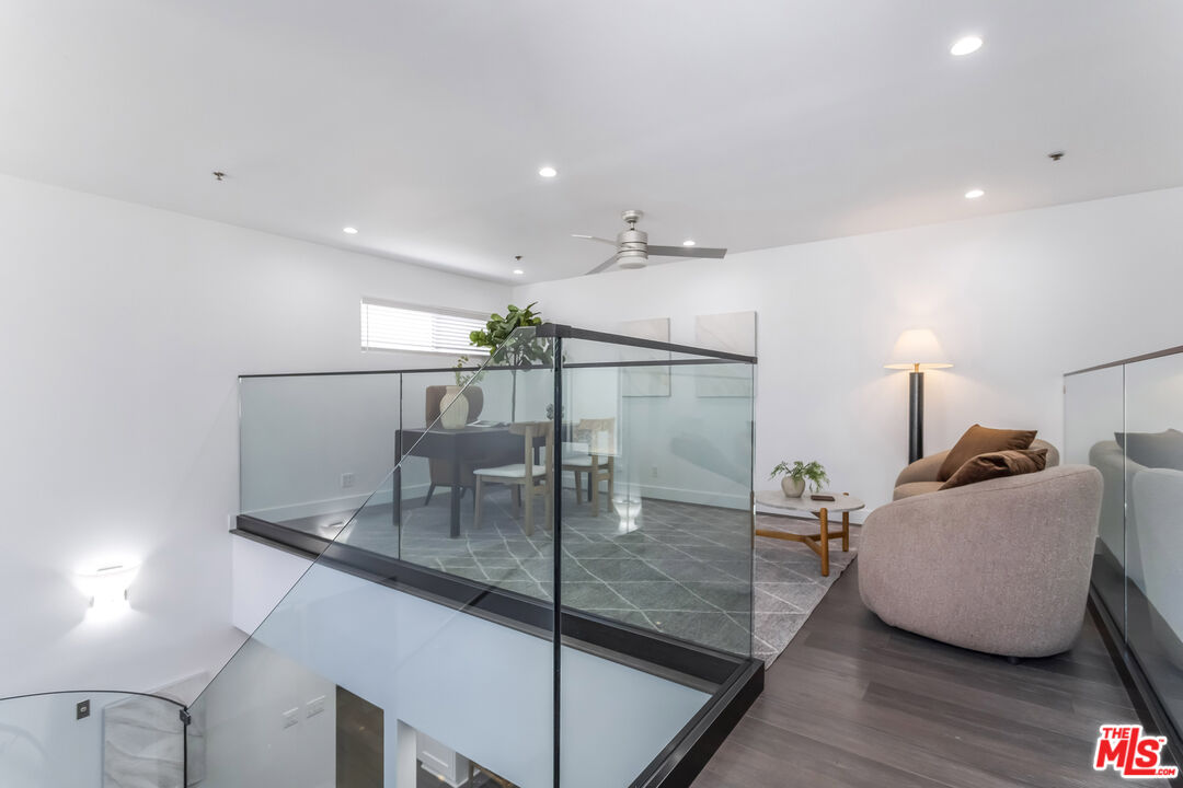 410 S Barrington Ave Unit: PH306