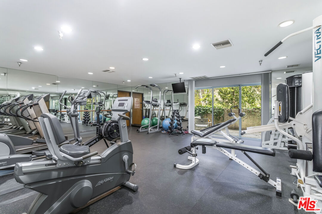 410 S Barrington Ave Unit: PH306