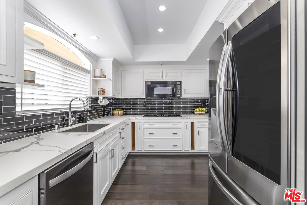 410 S Barrington Ave Unit: PH306