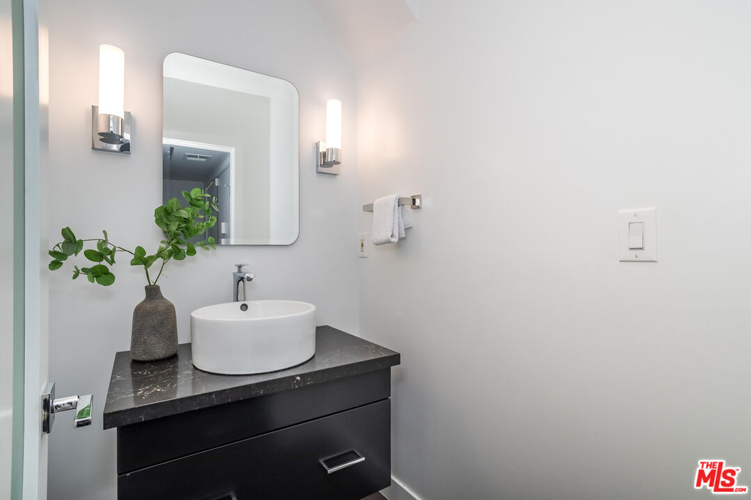 410 S Barrington Ave Unit: PH306