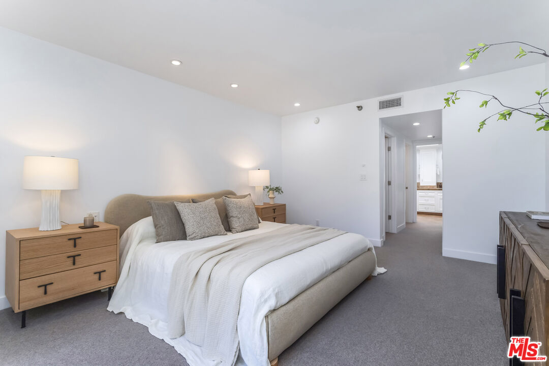 410 S Barrington Ave Unit: PH306