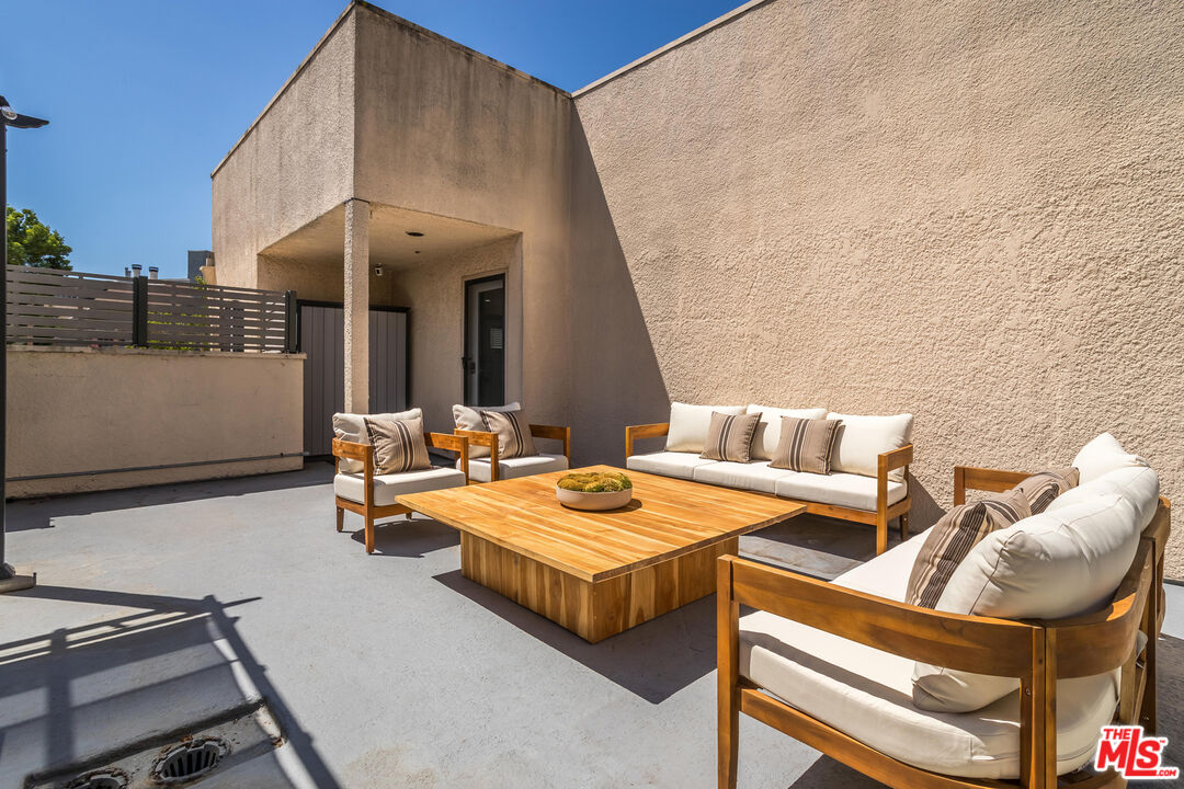 410 S Barrington Ave Unit: PH306