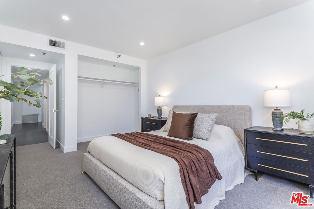 410 S Barrington Ave Unit: PH306