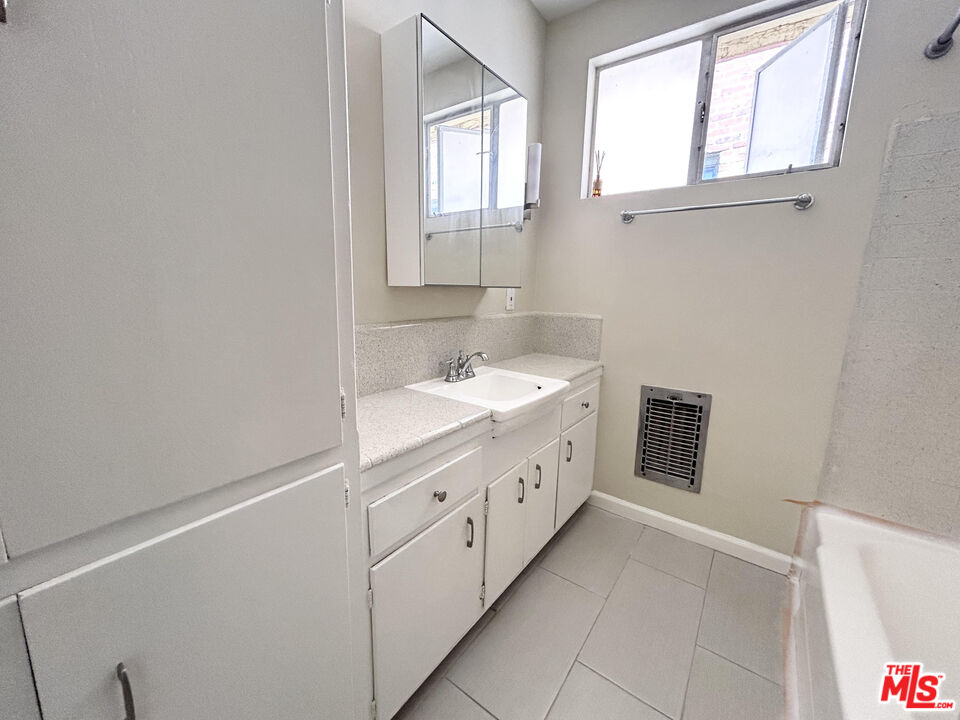 1148 N Formosa Ave Unit: 5