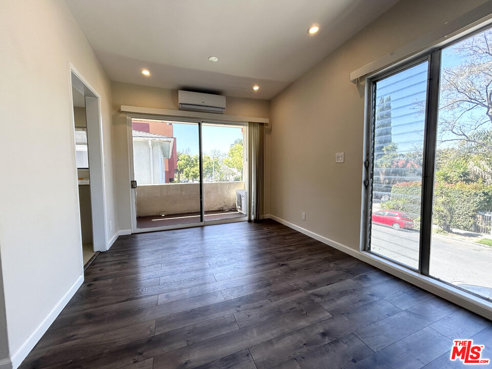 1148 N Formosa Ave Unit: 5