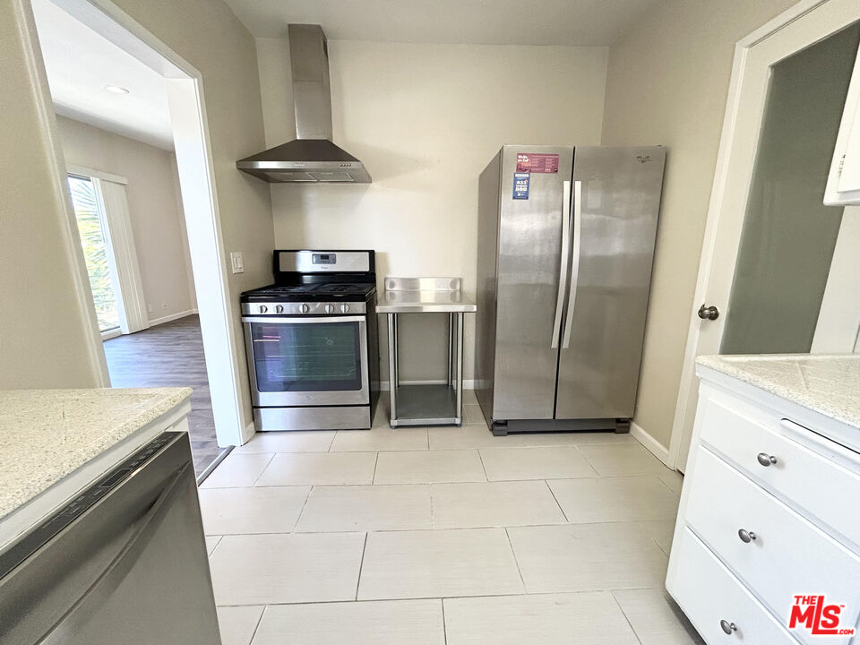1148 N Formosa Ave Unit: 5