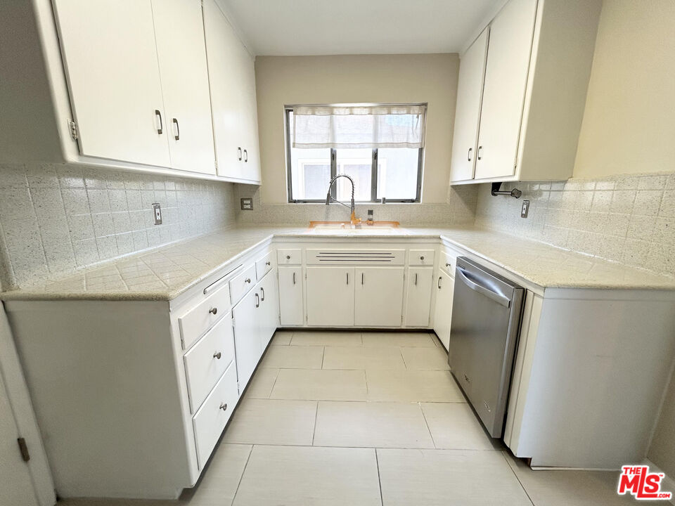 1148 N Formosa Ave Unit: 5