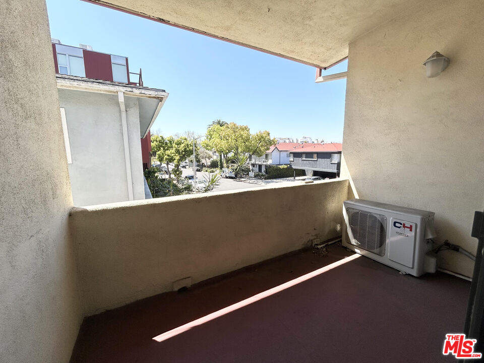 1148 N Formosa Ave Unit: 5