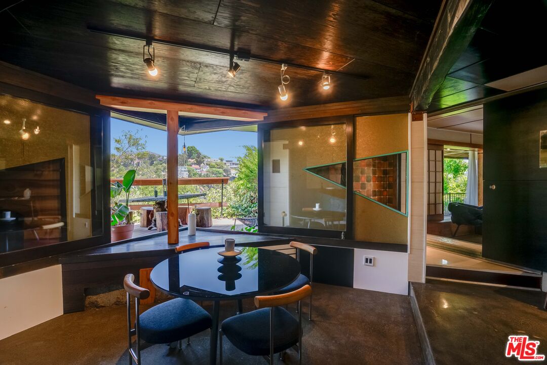 2528 Dearborn Dr