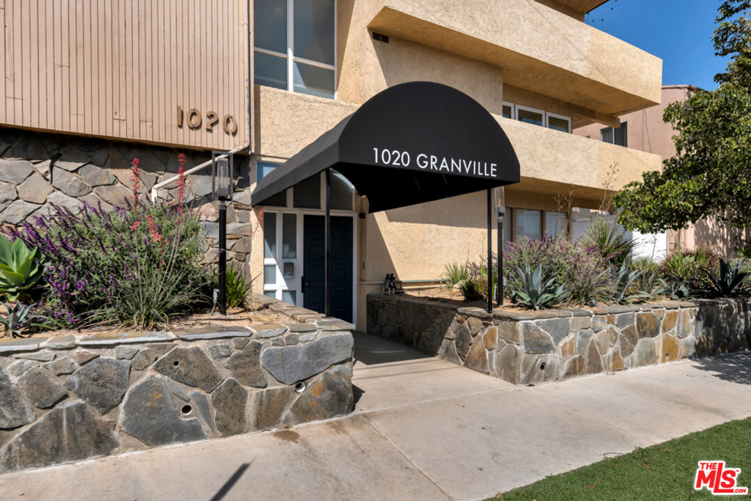 1020 Granville Ave Unit: 205