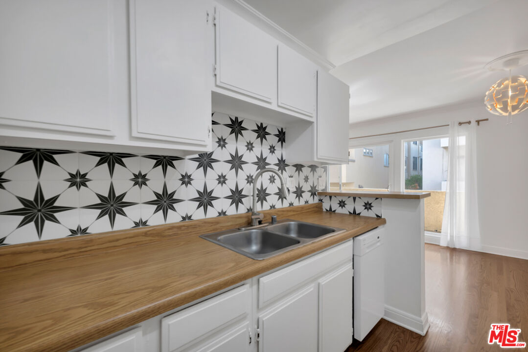 1020 Granville Ave Unit: 205