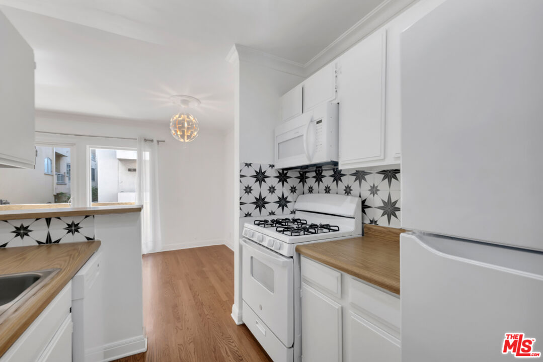 1020 Granville Ave Unit: 205