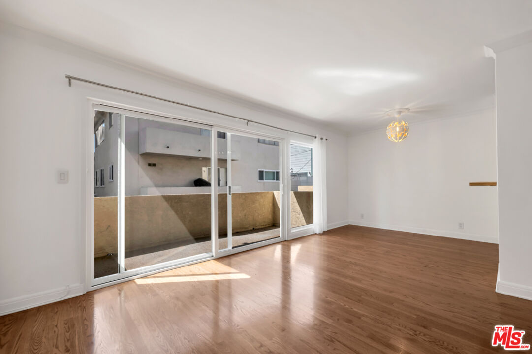 1020 Granville Ave Unit: 205