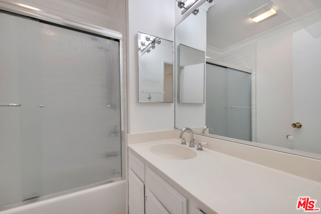 1020 Granville Ave Unit: 205