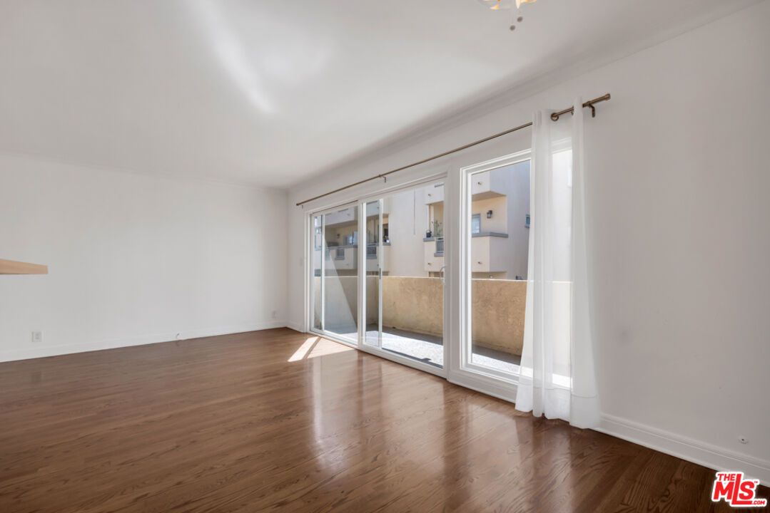 1020 Granville Ave Unit: 205