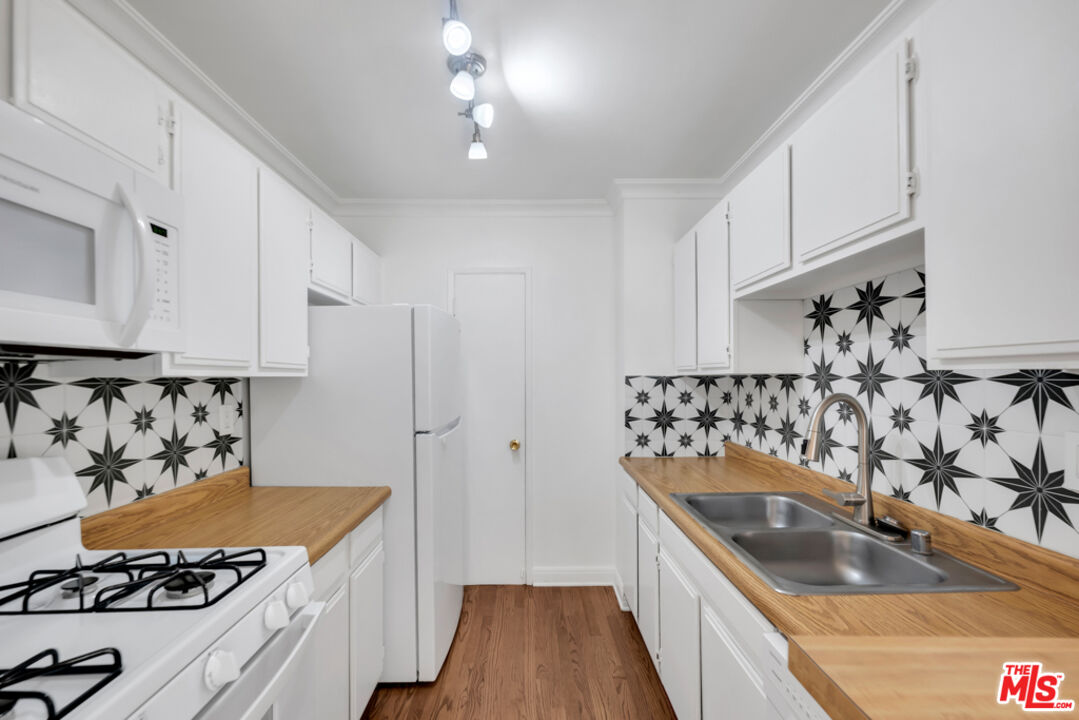 1020 Granville Ave Unit: 205