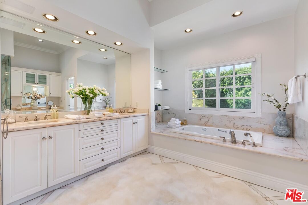 547 Loring Ave