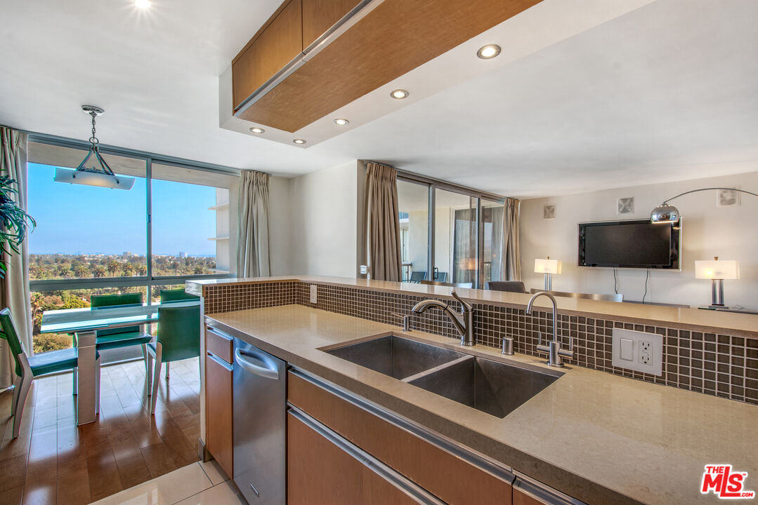 201 Ocean Ave Unit: 1505B