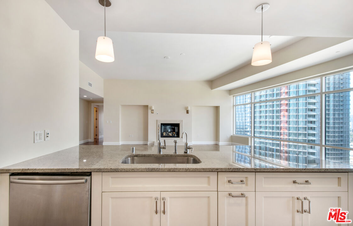 1 W Century Dr Unit: 19D