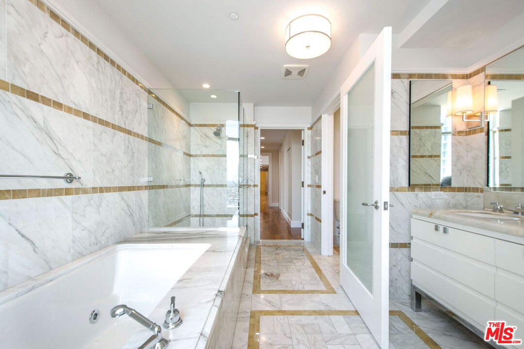 1 W Century Dr Unit: 19D