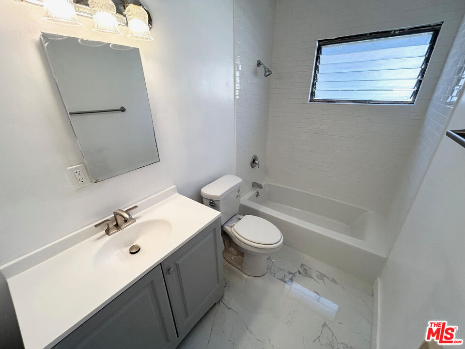 1146 N Formosa Ave Unit: 5