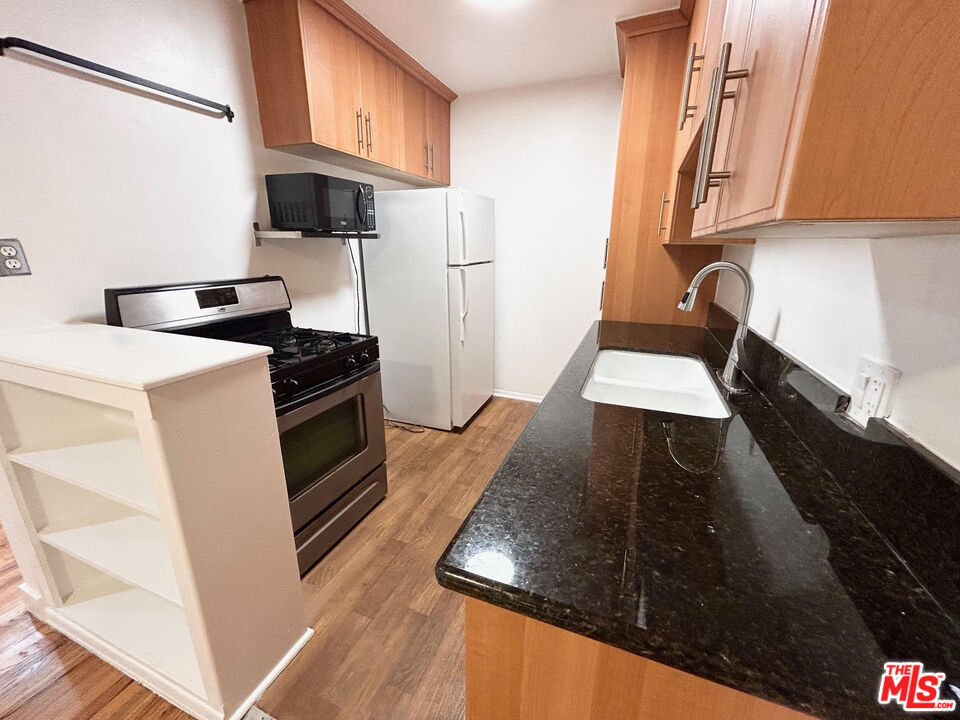 1146 N Formosa Ave Unit: 5