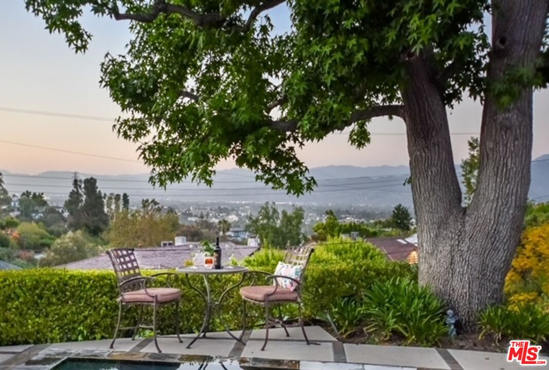 3540 WILLOWCREST AVE