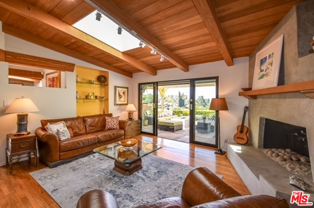 3540 WILLOWCREST AVE