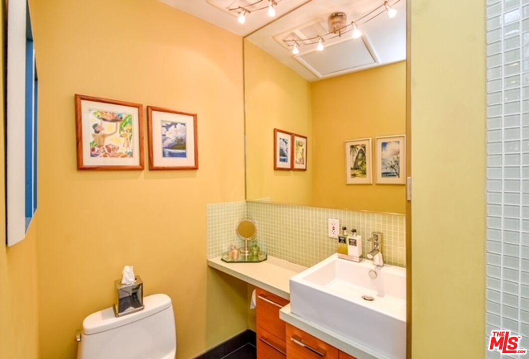 3540 WILLOWCREST AVE