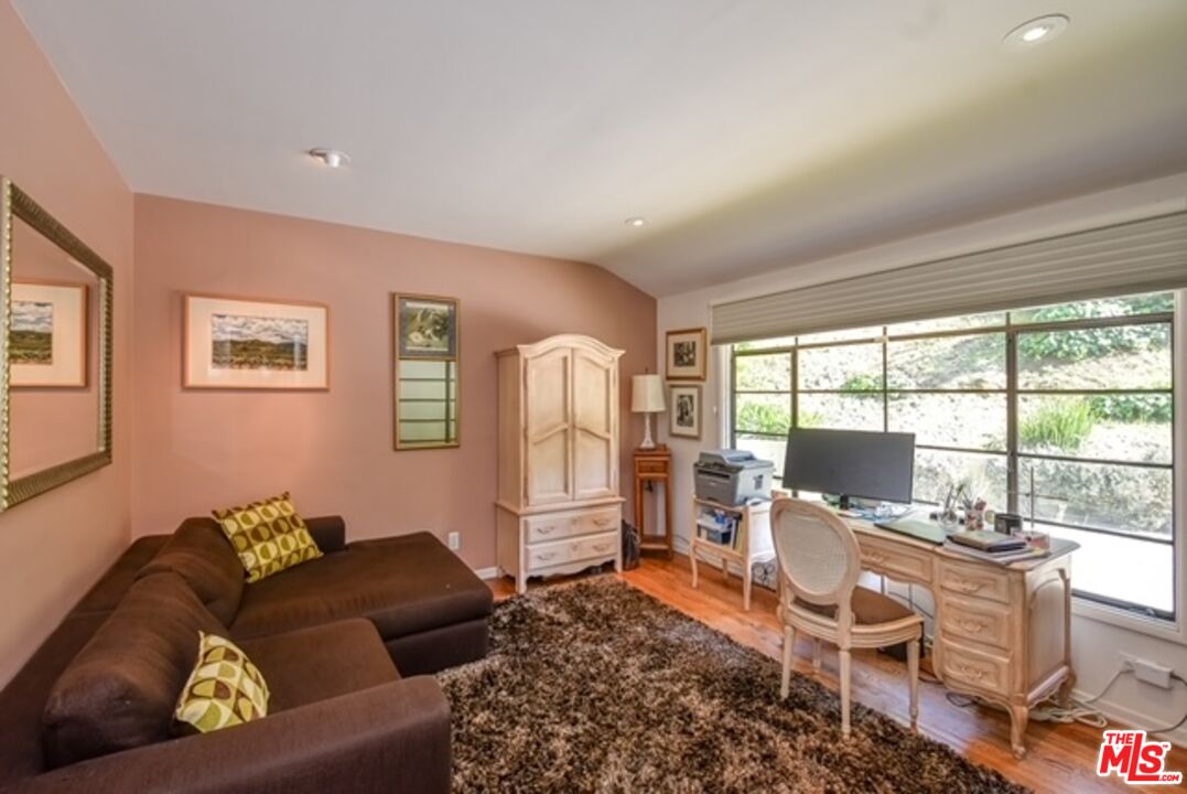 3540 WILLOWCREST AVE