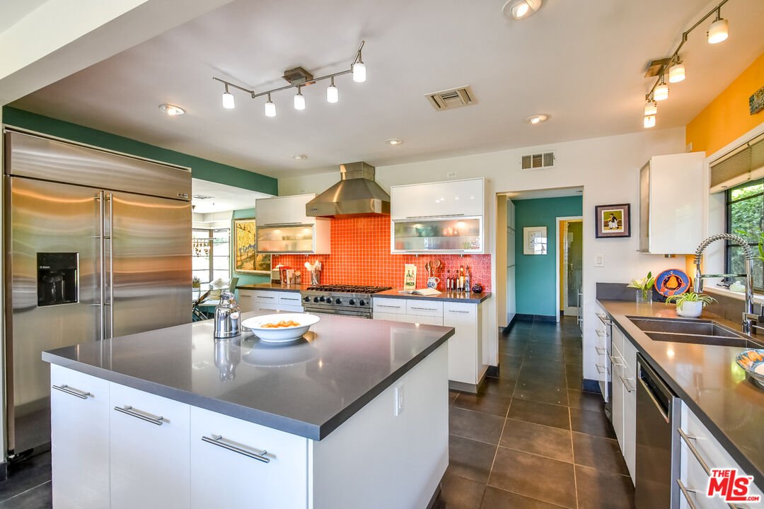 3540 WILLOWCREST AVE