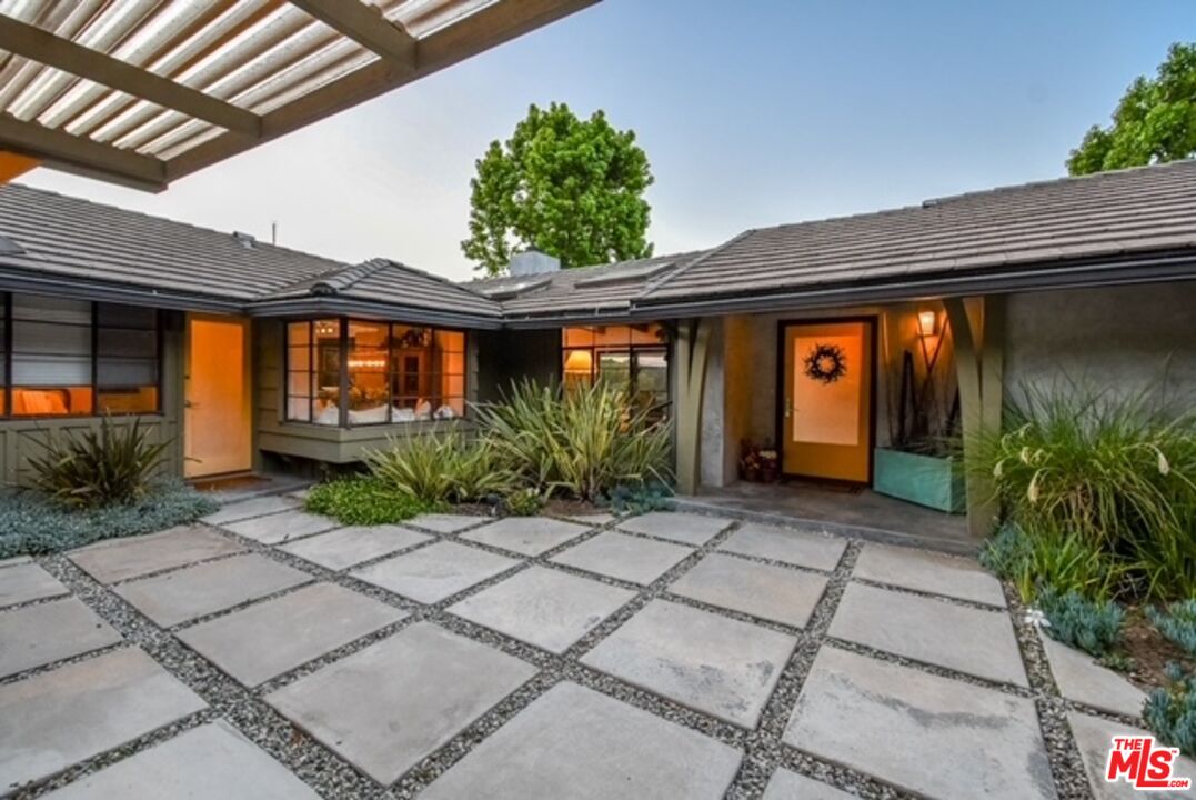 3540 WILLOWCREST AVE