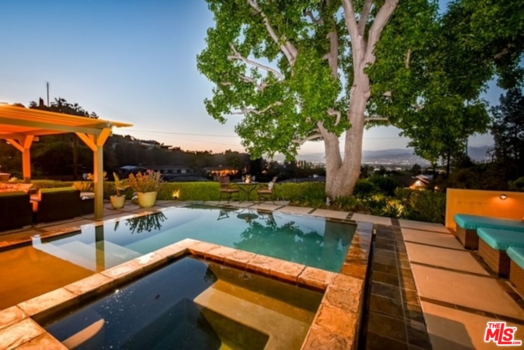 3540 WILLOWCREST AVE