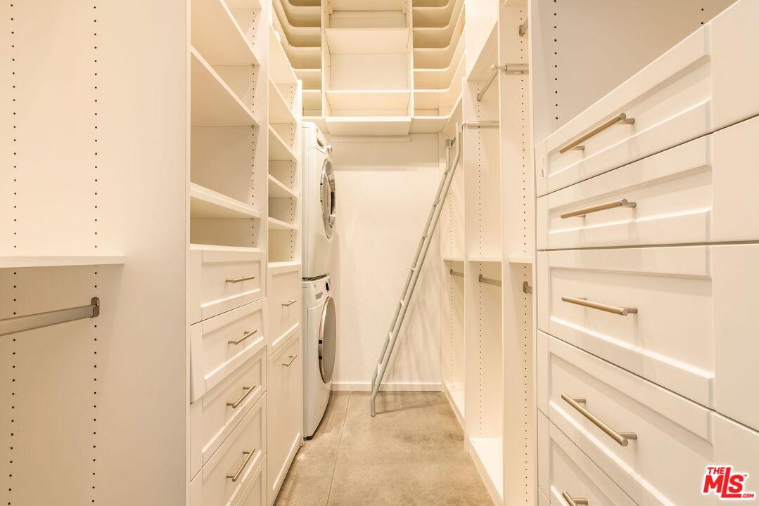 630 Rose Ave Unit: 5