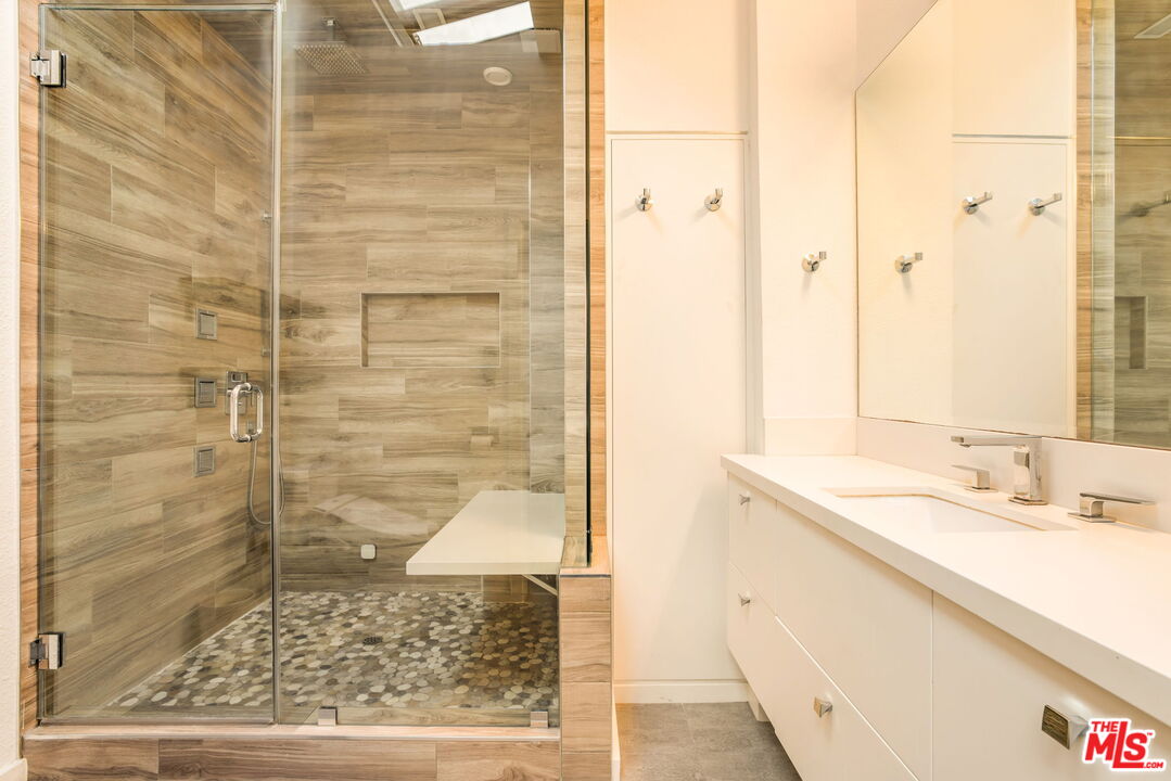 630 Rose Ave Unit: 5