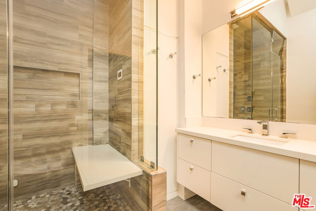 630 Rose Ave Unit: 5