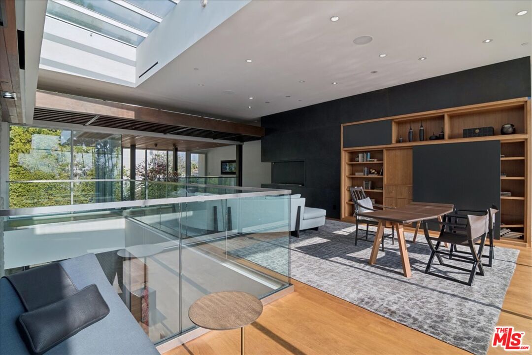 1232 Sunset Plaza Dr