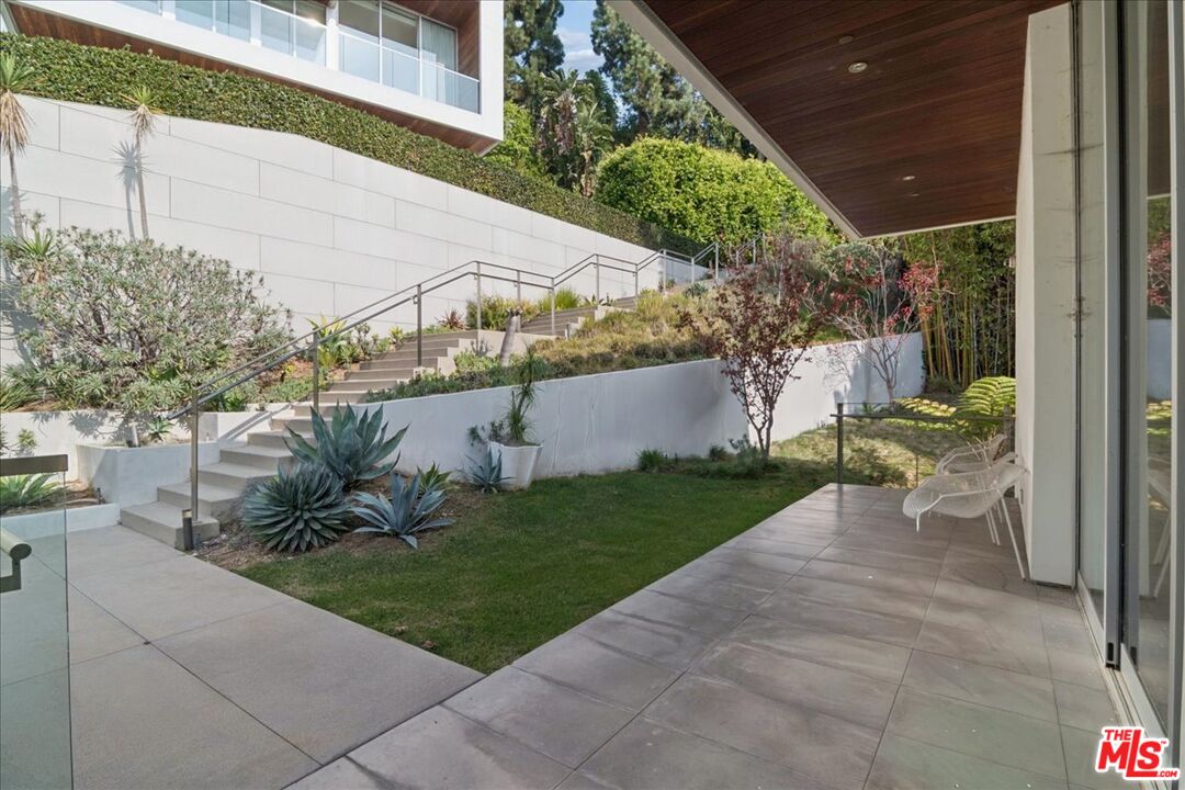 1232 Sunset Plaza Dr