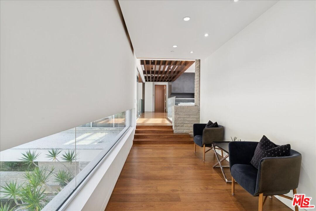 1232 Sunset Plaza Dr