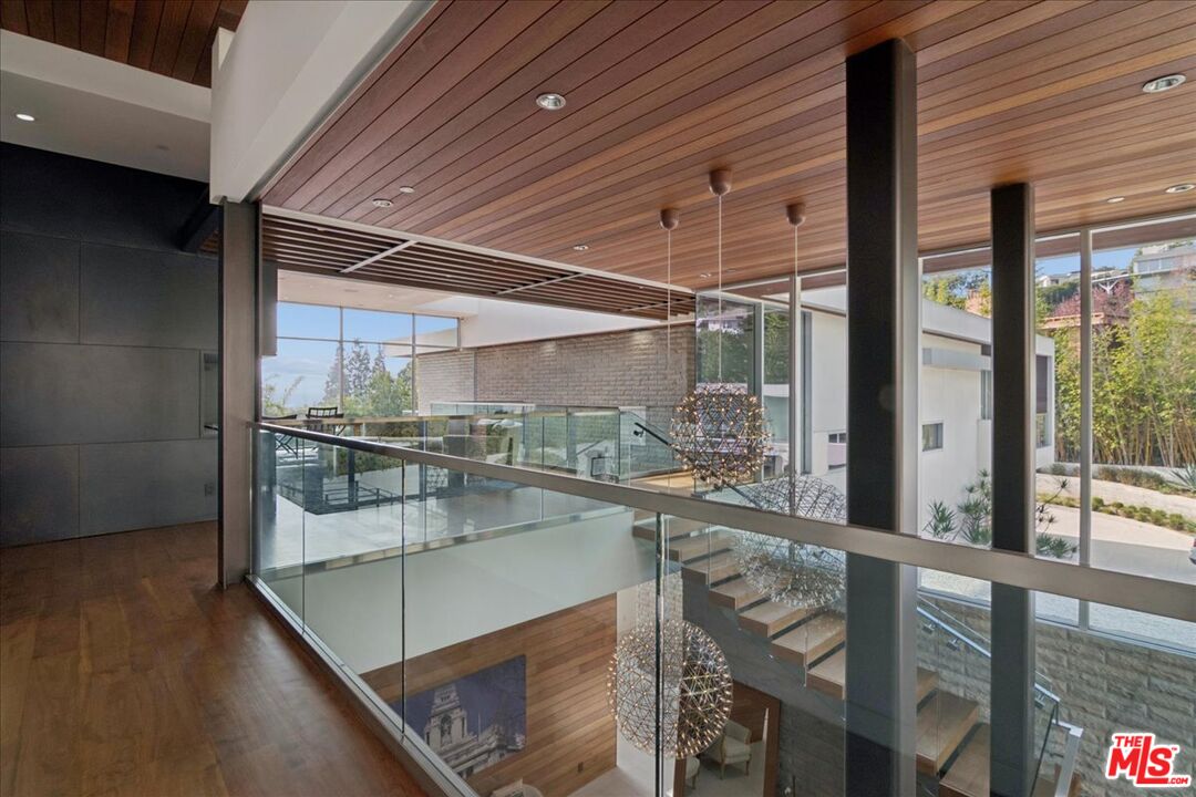 1232 Sunset Plaza Dr