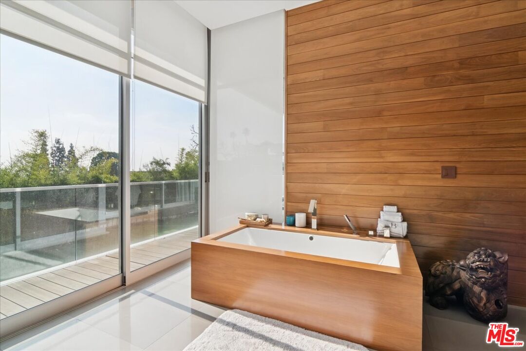 1232 Sunset Plaza Dr