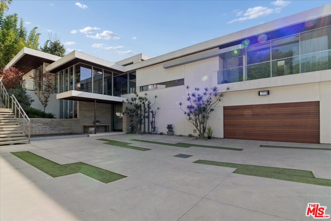 1232 Sunset Plaza Dr