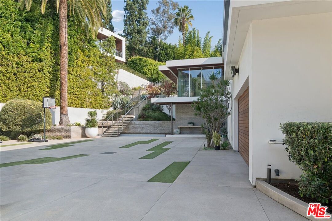 1232 Sunset Plaza Dr