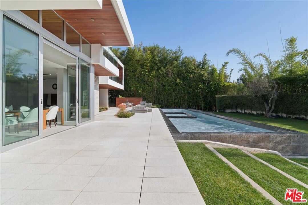 1232 Sunset Plaza Dr