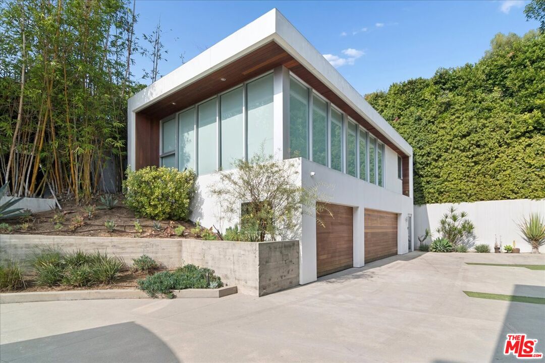 1232 Sunset Plaza Dr