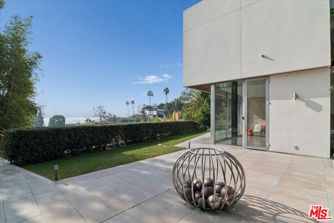 1232 Sunset Plaza Dr