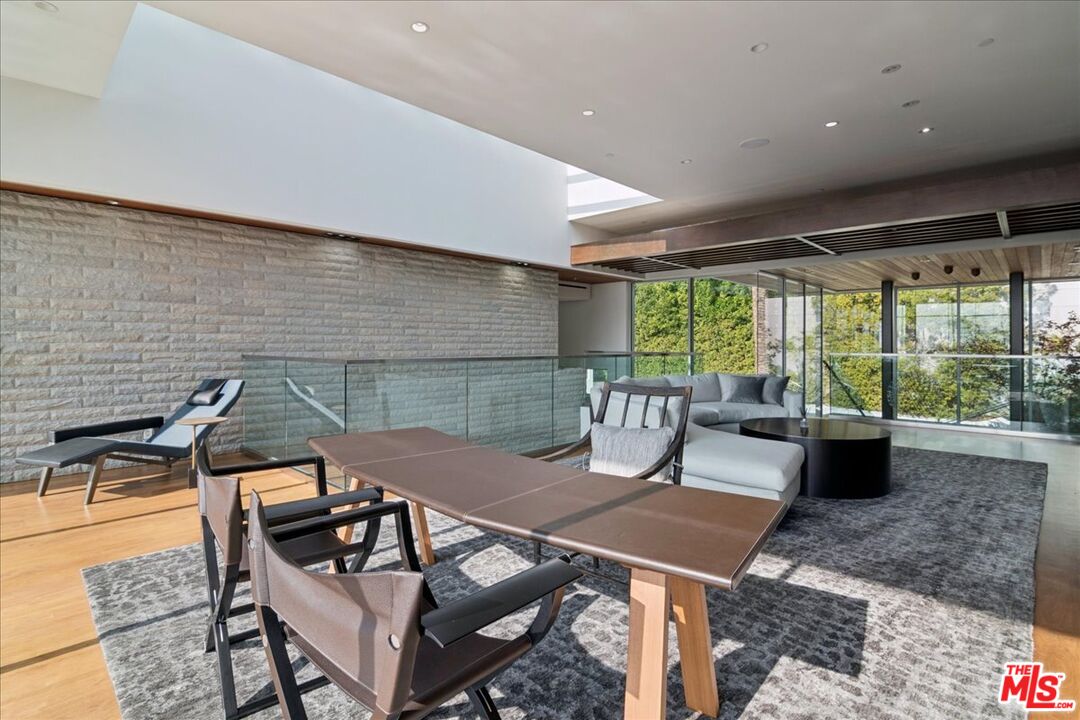 1232 Sunset Plaza Dr