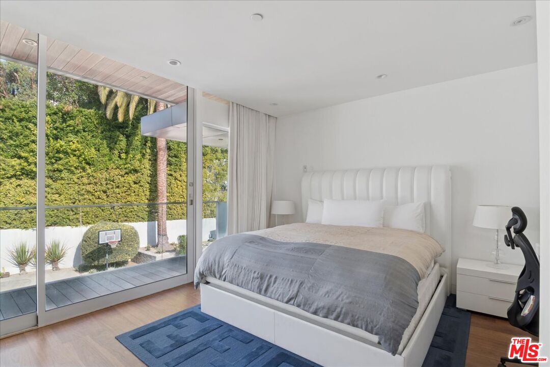 1232 Sunset Plaza Dr