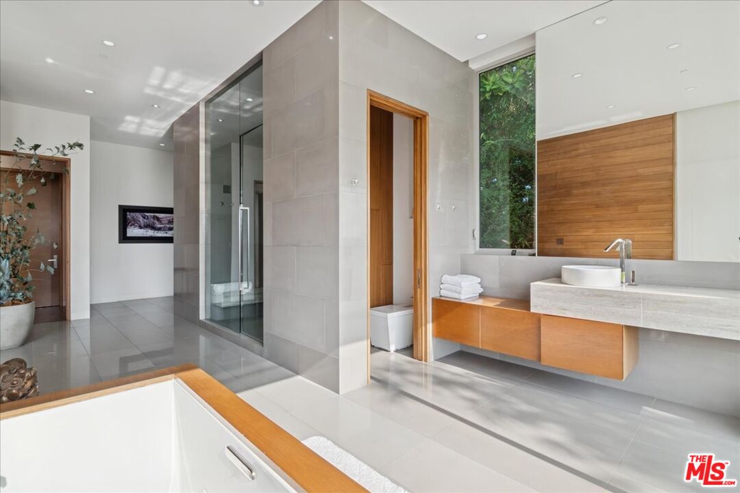 1232 Sunset Plaza Dr