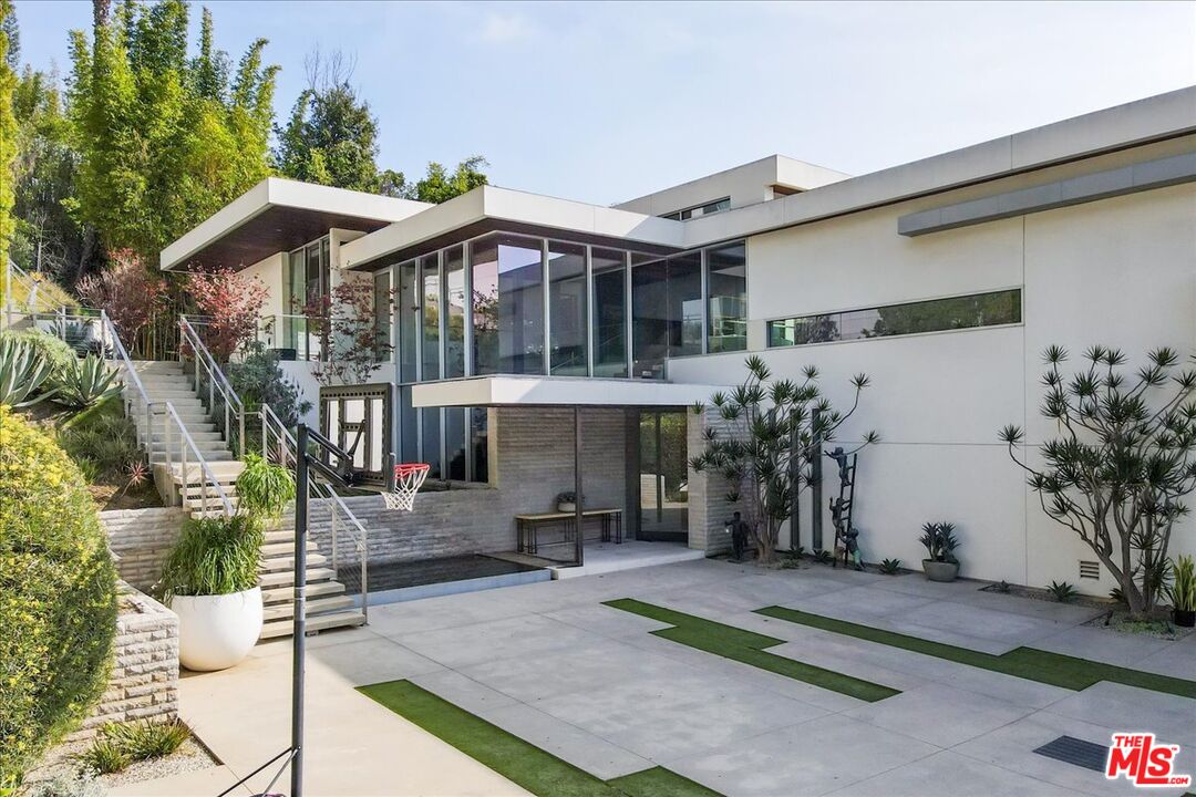 1232 Sunset Plaza Dr